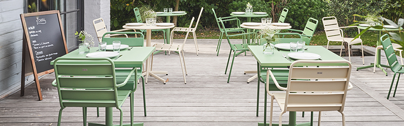 chaises sur terrasse de restaurant